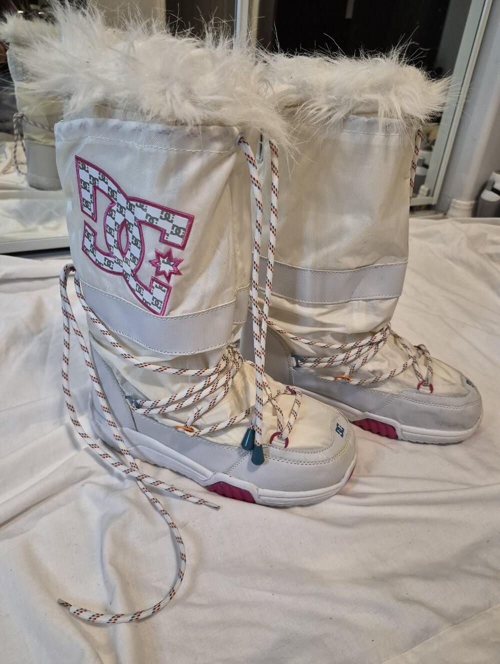 DC White Faux Fur Snow Boots Moon Boots Size 9 Y2K